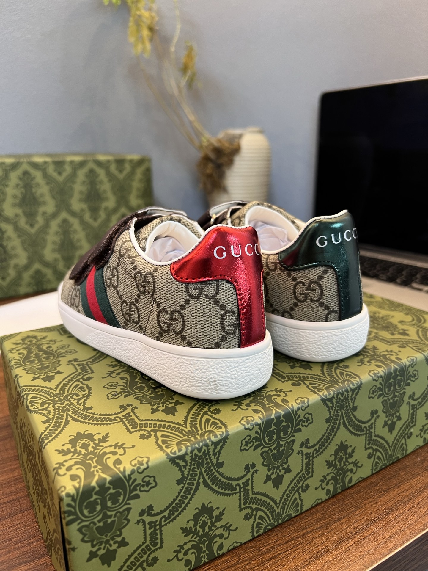 Children's shoes child
